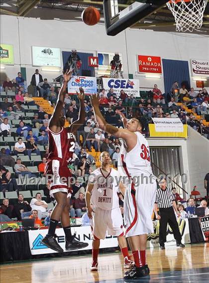 Thumbnail 1 in Newark vs. Jamesville-DeWitt (NYSPHSAA Class A Final) photogallery.