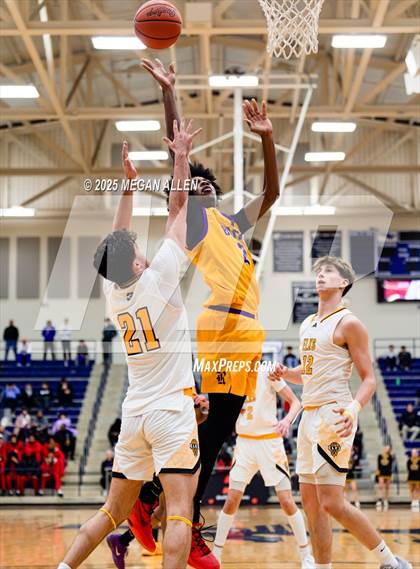 Thumbnail 3 in Reynoldsburg vs. Centerville photogallery.