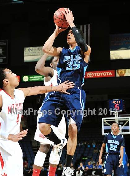 Thumbnail 3 in Mater Dei vs. Bullard (CIF D1 SoCal Regional Final) photogallery.