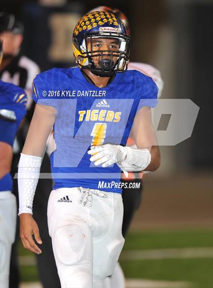 Thumbnail 3 in Leonard vs. Nocona (UIL 3A Division 2 Region 2 bi-district) photogallery.