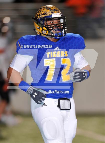 Thumbnail 2 in Leonard vs. Nocona (UIL 3A Division 2 Region 2 bi-district) photogallery.