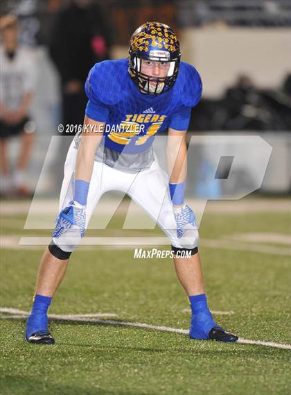 Thumbnail 3 in Leonard vs. Nocona (UIL 3A Division 2 Region 2 bi-district) photogallery.
