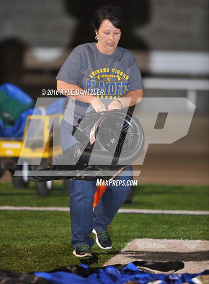 Thumbnail 3 in Leonard vs. Nocona (UIL 3A Division 2 Region 2 bi-district) photogallery.
