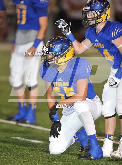Thumbnail 3 in Leonard vs. Nocona (UIL 3A Division 2 Region 2 bi-district) photogallery.