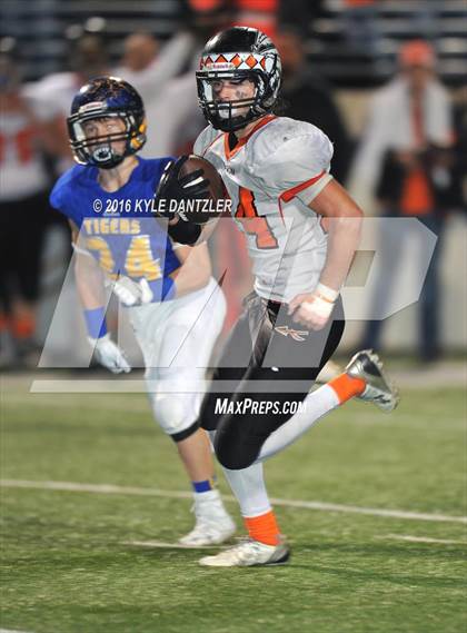 Thumbnail 2 in Leonard vs. Nocona (UIL 3A Division 2 Region 2 bi-district) photogallery.