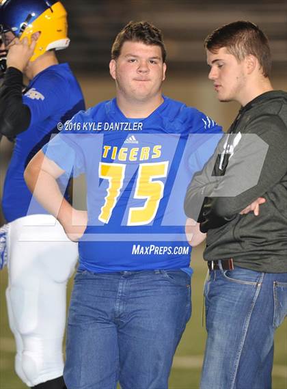 Thumbnail 1 in Leonard vs. Nocona (UIL 3A Division 2 Region 2 bi-district) photogallery.