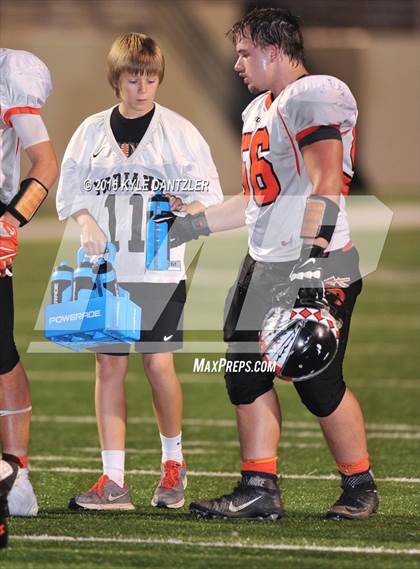 Thumbnail 2 in Leonard vs. Nocona (UIL 3A Division 2 Region 2 bi-district) photogallery.