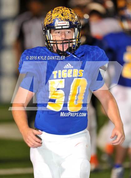 Thumbnail 1 in Leonard vs. Nocona (UIL 3A Division 2 Region 2 bi-district) photogallery.