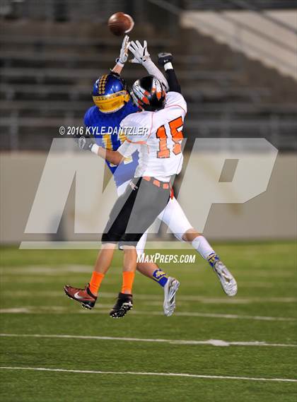 Thumbnail 3 in Leonard vs. Nocona (UIL 3A Division 2 Region 2 bi-district) photogallery.