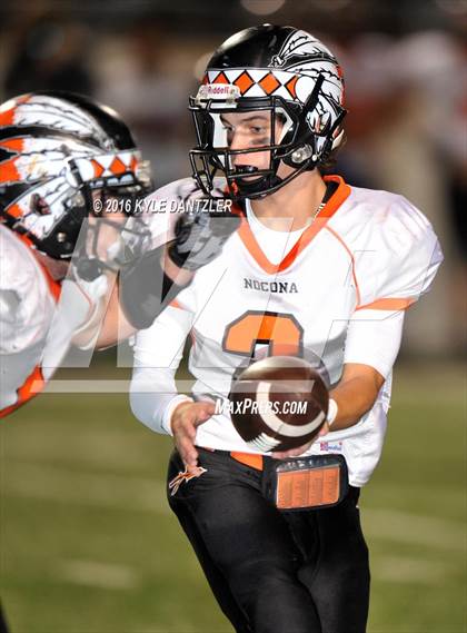 Thumbnail 2 in Leonard vs. Nocona (UIL 3A Division 2 Region 2 bi-district) photogallery.