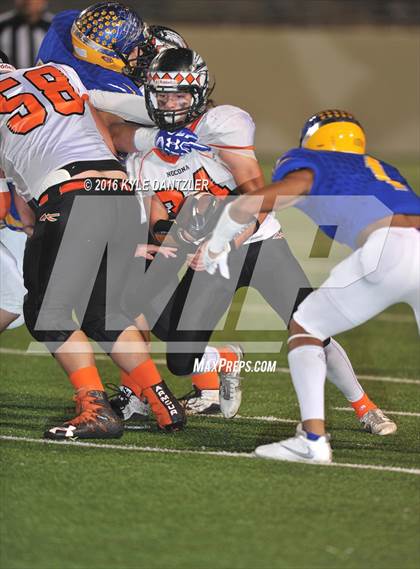 Thumbnail 2 in Leonard vs. Nocona (UIL 3A Division 2 Region 2 bi-district) photogallery.