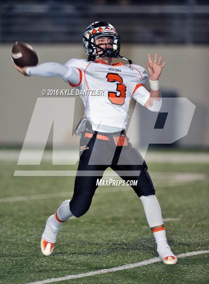 Thumbnail 1 in Leonard vs. Nocona (UIL 3A Division 2 Region 2 bi-district) photogallery.