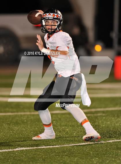 Thumbnail 3 in Leonard vs. Nocona (UIL 3A Division 2 Region 2 bi-district) photogallery.