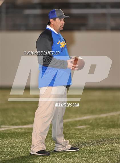 Thumbnail 1 in Leonard vs. Nocona (UIL 3A Division 2 Region 2 bi-district) photogallery.