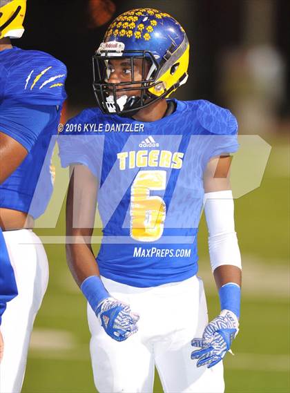 Thumbnail 2 in Leonard vs. Nocona (UIL 3A Division 2 Region 2 bi-district) photogallery.