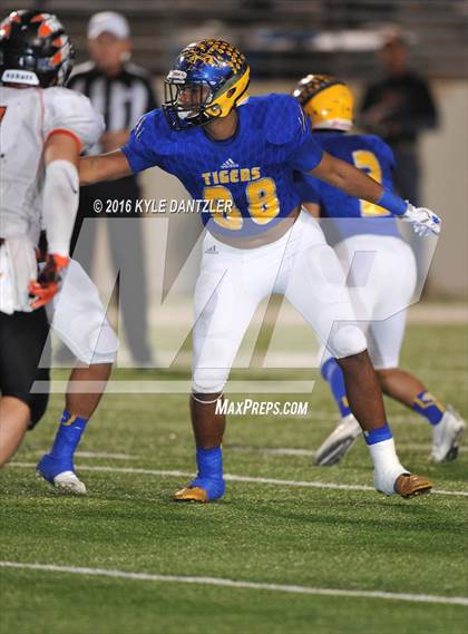 Thumbnail 3 in Leonard vs. Nocona (UIL 3A Division 2 Region 2 bi-district) photogallery.
