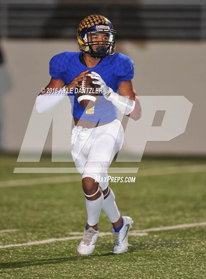Thumbnail 1 in Leonard vs. Nocona (UIL 3A Division 2 Region 2 bi-district) photogallery.