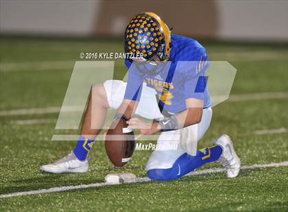 Thumbnail 3 in Leonard vs. Nocona (UIL 3A Division 2 Region 2 bi-district) photogallery.