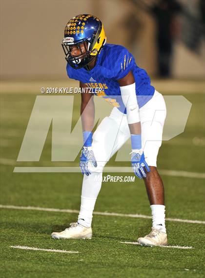 Thumbnail 3 in Leonard vs. Nocona (UIL 3A Division 2 Region 2 bi-district) photogallery.