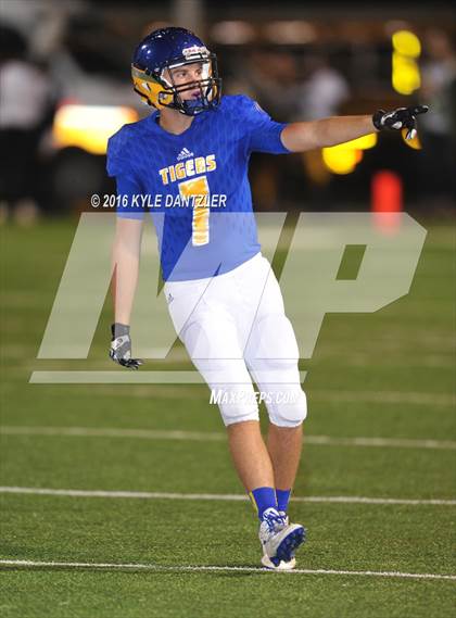 Thumbnail 2 in Leonard vs. Nocona (UIL 3A Division 2 Region 2 bi-district) photogallery.