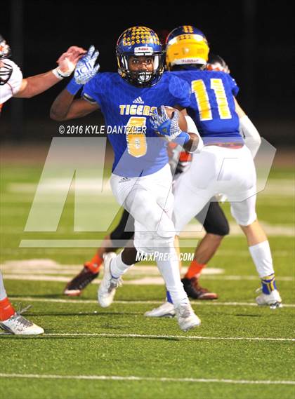 Thumbnail 1 in Leonard vs. Nocona (UIL 3A Division 2 Region 2 bi-district) photogallery.