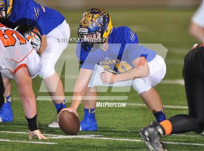 Thumbnail 2 in Leonard vs. Nocona (UIL 3A Division 2 Region 2 bi-district) photogallery.