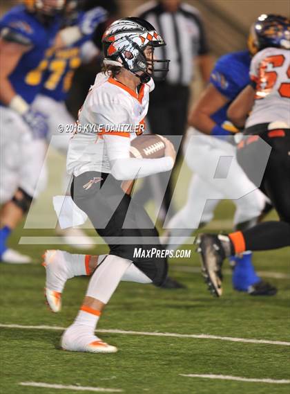 Thumbnail 2 in Leonard vs. Nocona (UIL 3A Division 2 Region 2 bi-district) photogallery.
