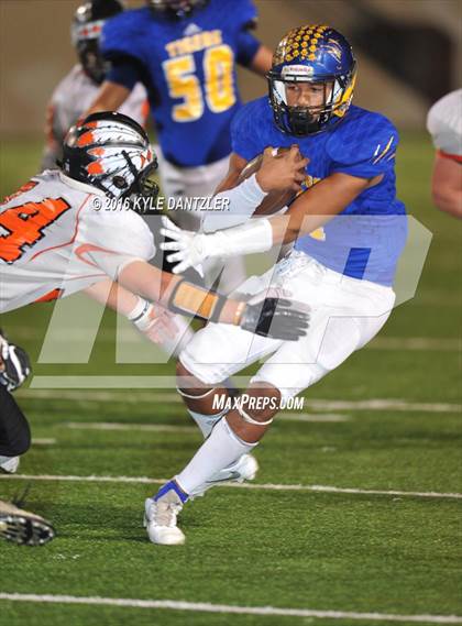Thumbnail 2 in Leonard vs. Nocona (UIL 3A Division 2 Region 2 bi-district) photogallery.