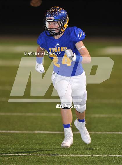 Thumbnail 3 in Leonard vs. Nocona (UIL 3A Division 2 Region 2 bi-district) photogallery.