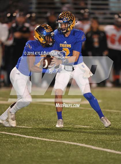 Thumbnail 2 in Leonard vs. Nocona (UIL 3A Division 2 Region 2 bi-district) photogallery.