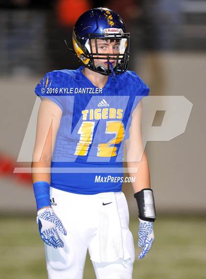 Thumbnail 3 in Leonard vs. Nocona (UIL 3A Division 2 Region 2 bi-district) photogallery.