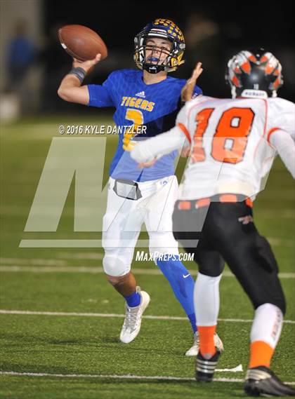 Thumbnail 1 in Leonard vs. Nocona (UIL 3A Division 2 Region 2 bi-district) photogallery.