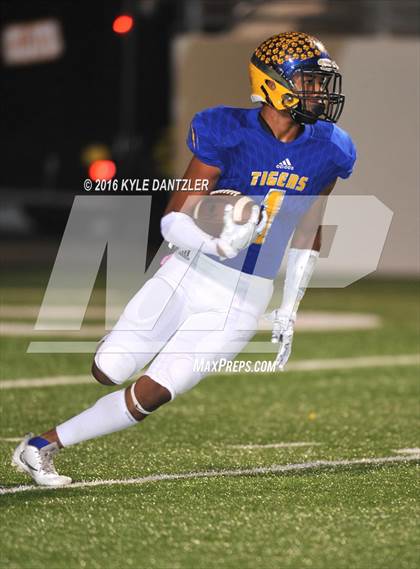 Thumbnail 1 in Leonard vs. Nocona (UIL 3A Division 2 Region 2 bi-district) photogallery.