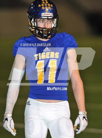 Thumbnail 2 in Leonard vs. Nocona (UIL 3A Division 2 Region 2 bi-district) photogallery.