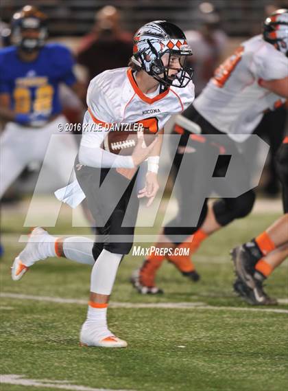 Thumbnail 1 in Leonard vs. Nocona (UIL 3A Division 2 Region 2 bi-district) photogallery.