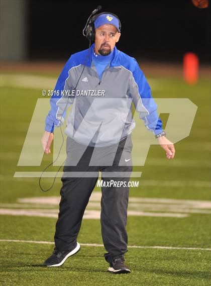 Thumbnail 2 in Leonard vs. Nocona (UIL 3A Division 2 Region 2 bi-district) photogallery.