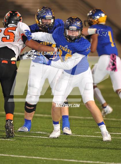 Thumbnail 1 in Leonard vs. Nocona (UIL 3A Division 2 Region 2 bi-district) photogallery.
