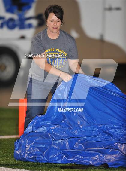 Thumbnail 1 in Leonard vs. Nocona (UIL 3A Division 2 Region 2 bi-district) photogallery.