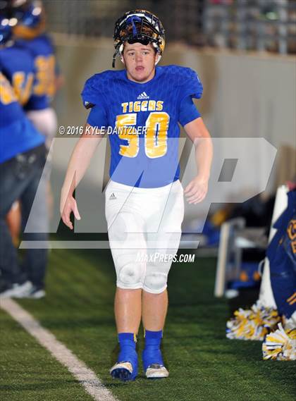 Thumbnail 2 in Leonard vs. Nocona (UIL 3A Division 2 Region 2 bi-district) photogallery.