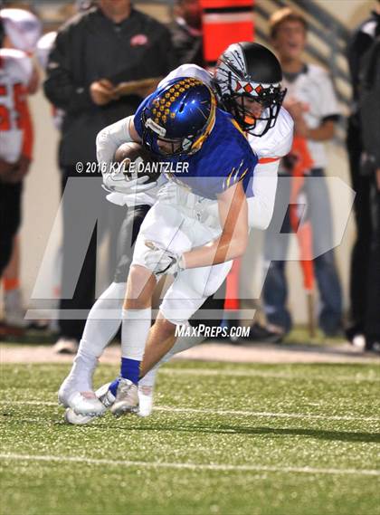 Thumbnail 3 in Leonard vs. Nocona (UIL 3A Division 2 Region 2 bi-district) photogallery.