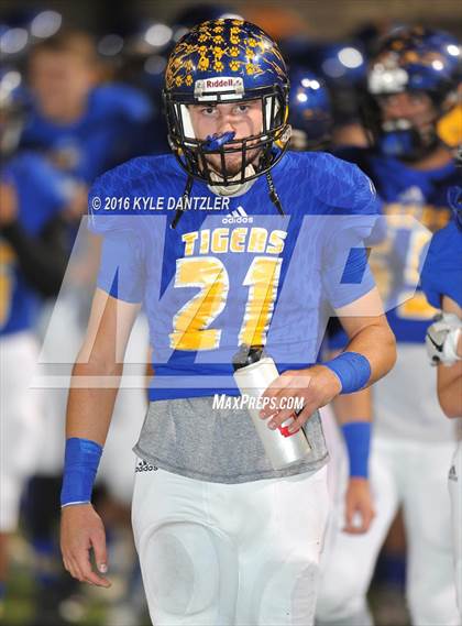 Thumbnail 1 in Leonard vs. Nocona (UIL 3A Division 2 Region 2 bi-district) photogallery.