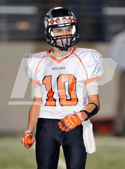 Thumbnail 2 in Leonard vs. Nocona (UIL 3A Division 2 Region 2 bi-district) photogallery.