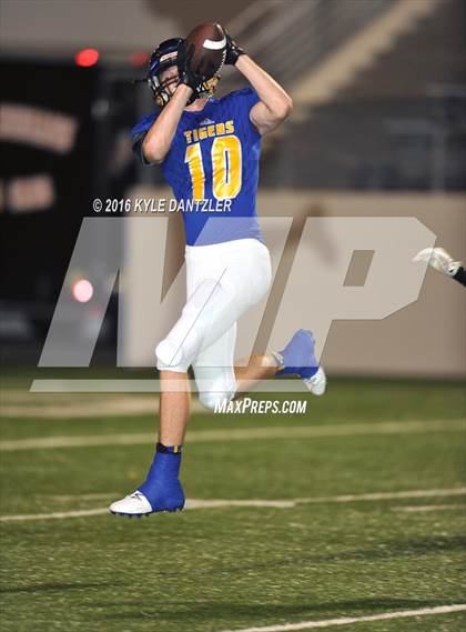 Thumbnail 2 in Leonard vs. Nocona (UIL 3A Division 2 Region 2 bi-district) photogallery.