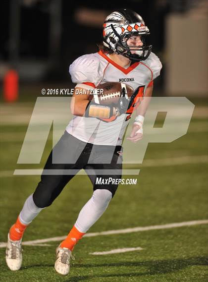 Thumbnail 1 in Leonard vs. Nocona (UIL 3A Division 2 Region 2 bi-district) photogallery.