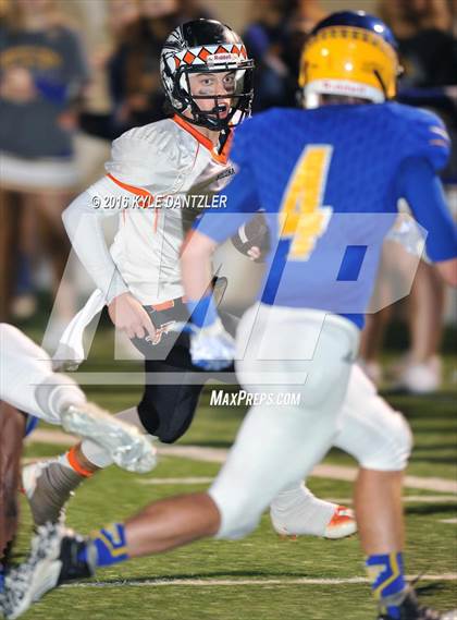 Thumbnail 2 in Leonard vs. Nocona (UIL 3A Division 2 Region 2 bi-district) photogallery.