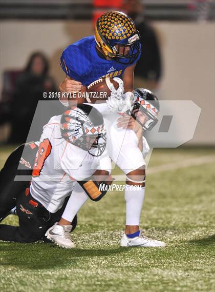 Thumbnail 2 in Leonard vs. Nocona (UIL 3A Division 2 Region 2 bi-district) photogallery.