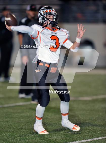 Thumbnail 2 in Leonard vs. Nocona (UIL 3A Division 2 Region 2 bi-district) photogallery.