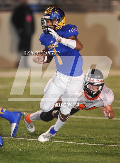 Thumbnail 3 in Leonard vs. Nocona (UIL 3A Division 2 Region 2 bi-district) photogallery.