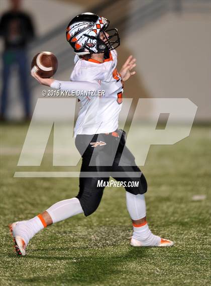 Thumbnail 1 in Leonard vs. Nocona (UIL 3A Division 2 Region 2 bi-district) photogallery.