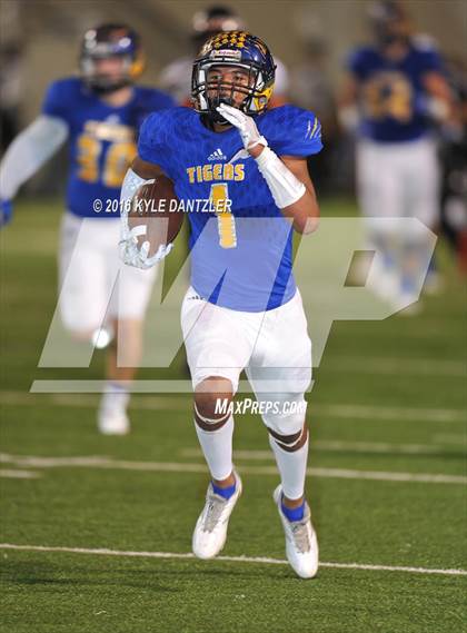 Thumbnail 3 in Leonard vs. Nocona (UIL 3A Division 2 Region 2 bi-district) photogallery.